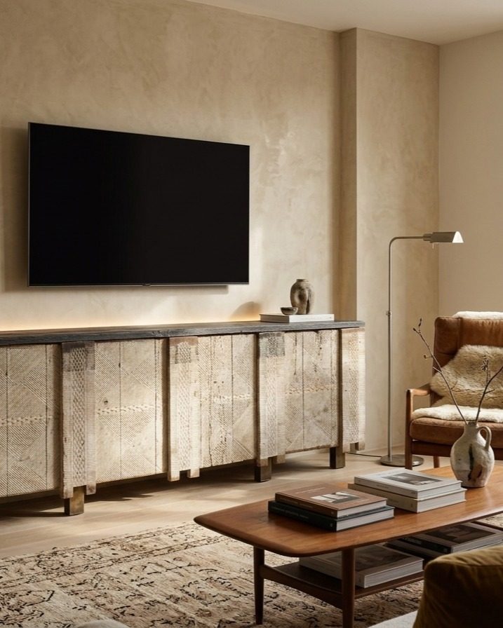 Refined interior with sculptural objects